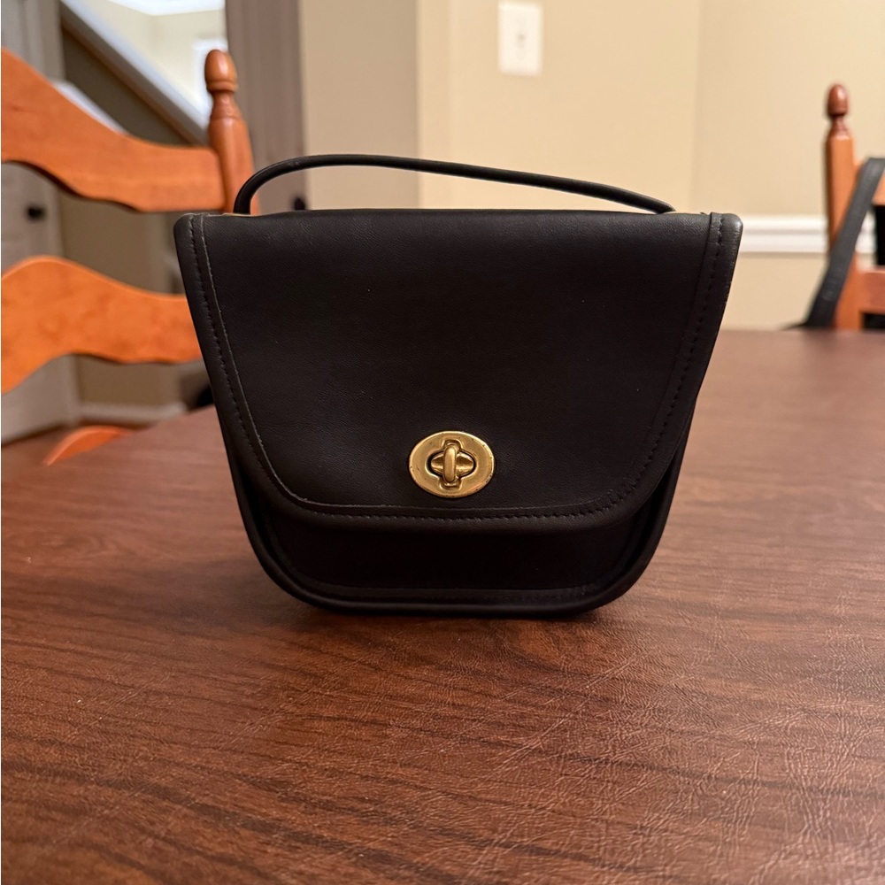 💙 SOLD - Vintage Coach Everett Croassbody